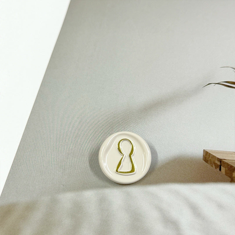 23mm Runde Metallknapper med Gullkantede Miniatyrfigurer og Skaft 50stk