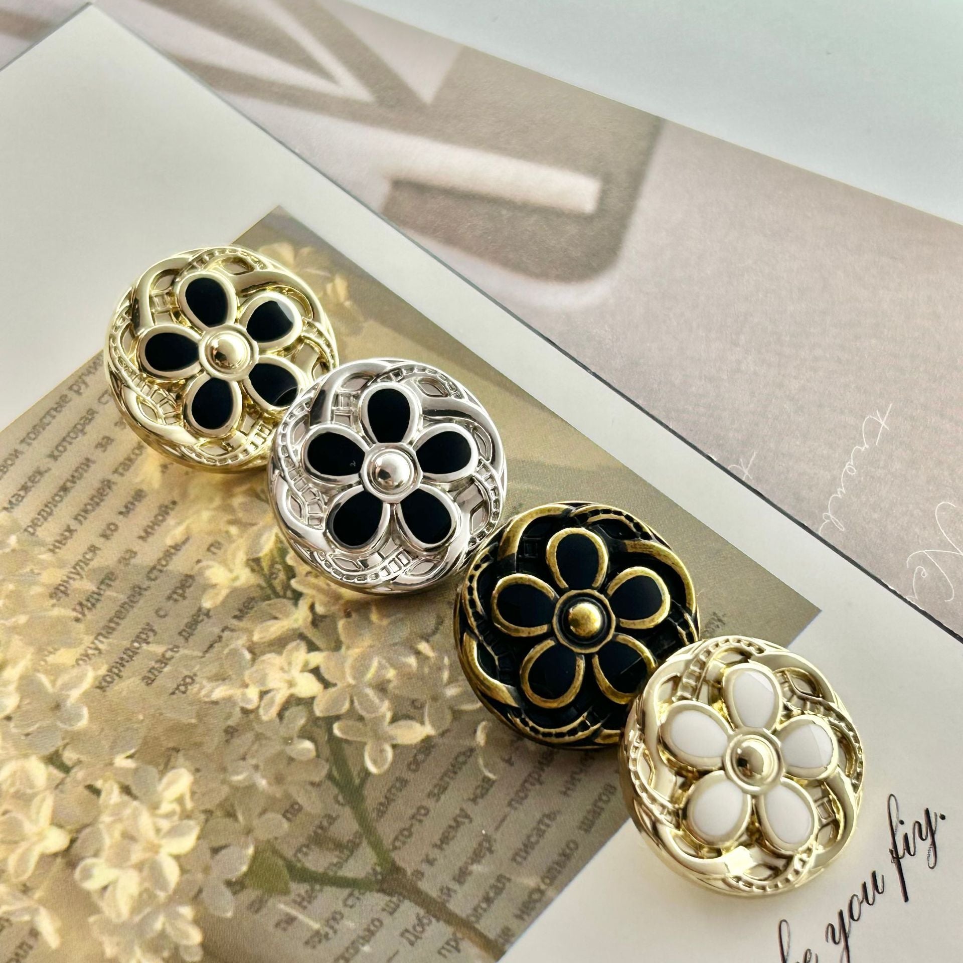 Butoane rotunde din metal emailat cu dantelă vintage și floare, 18/20/23mm, pachet de 48 bucăți