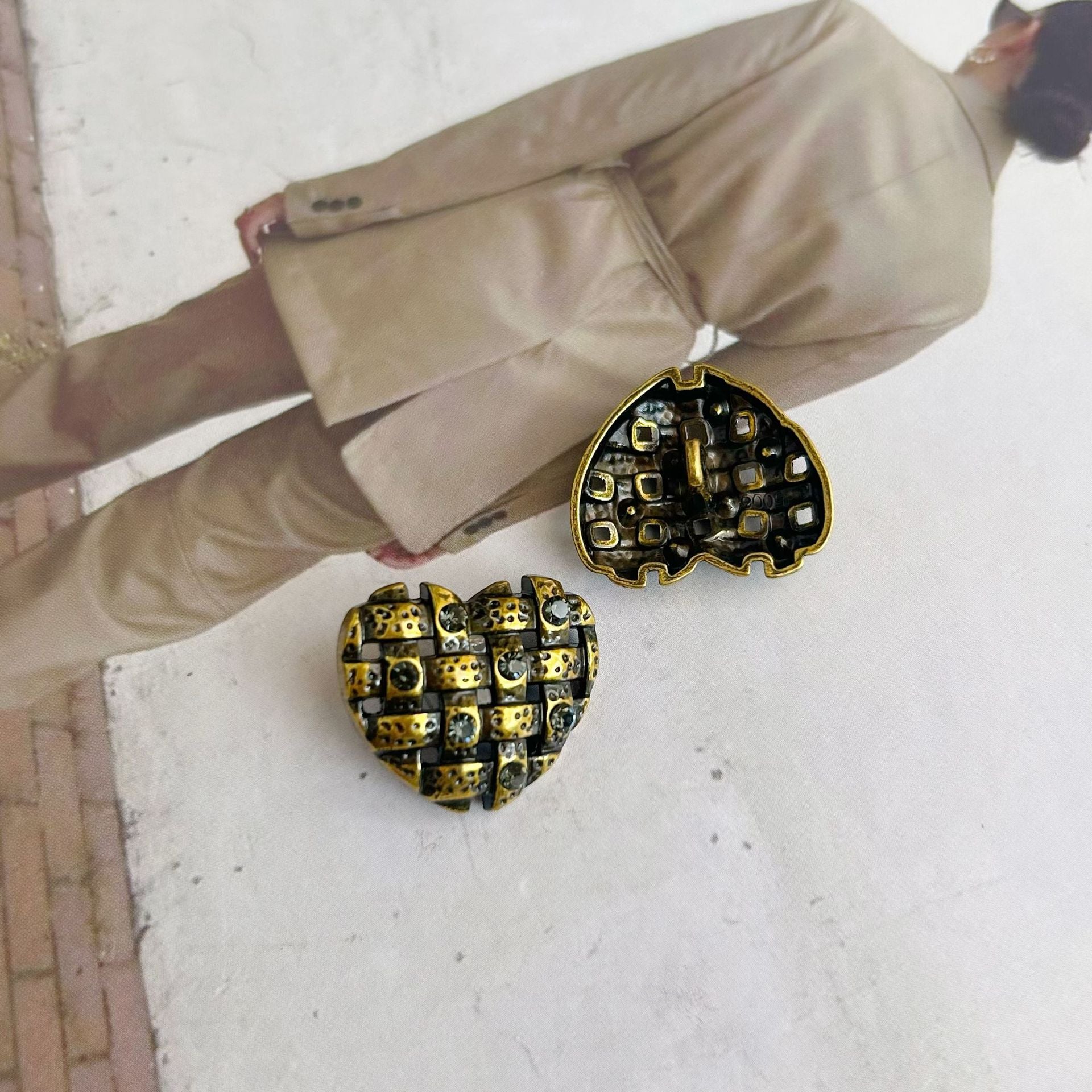 23mm starožitné zlaté vintage kovové knoflíky ve tvaru srdce se šedým diamantem 50 ks