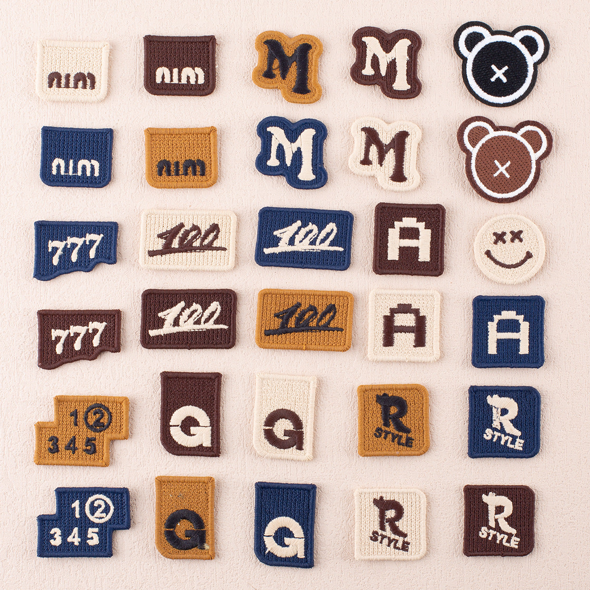 Set de 30 de patch-uri din material cu alfabet și cifre brodate integral