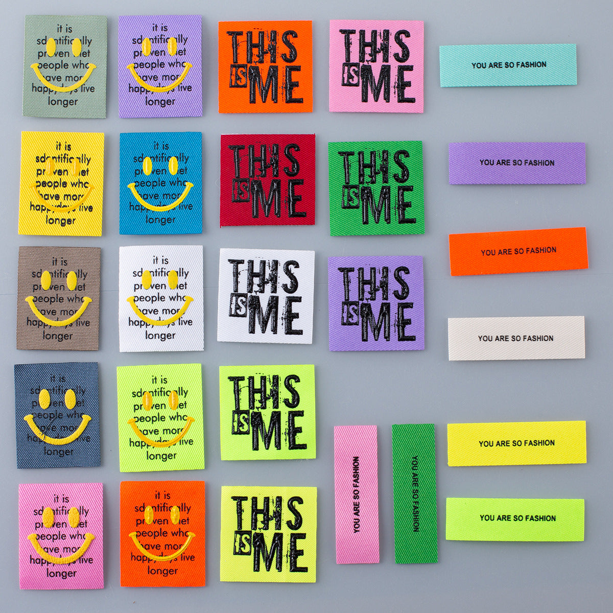 Veselé 3D odznaky s tvárou smajlíka abecedy na všestrannú dekoráciu 26 ks