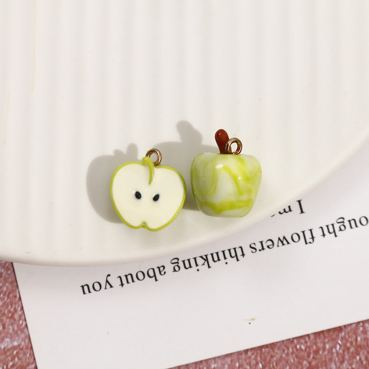 14mm Tegneserieinspirert Kunstig Frukt Juleeple Harpiks Pendel 5stk