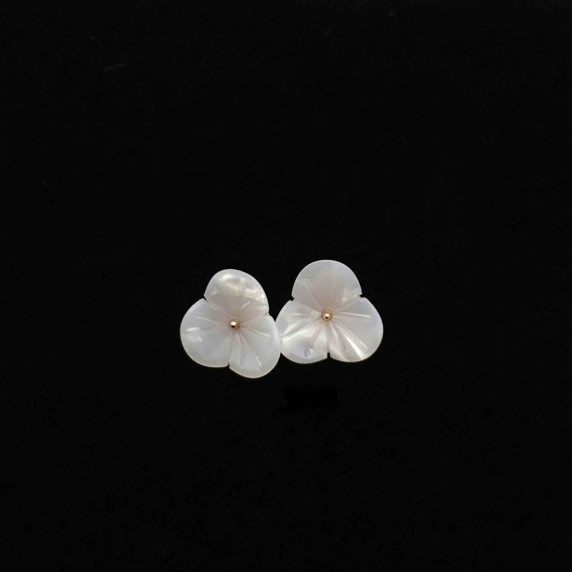 10/12mm Flower-Shaped Decorative Resin Buttons for Ladies' Shirts Dresses 12pcs - Lots of Buttons