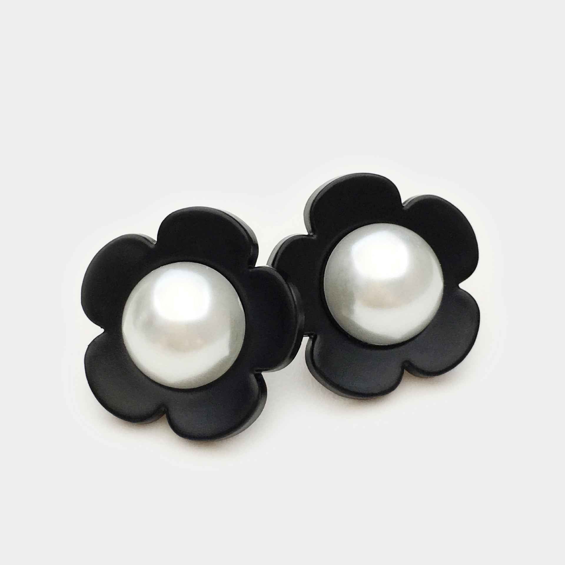 17.5/22.5mm Black White Floral Cat's-Eye Pearl Resin Buttons 20pcs - Lots of Buttons