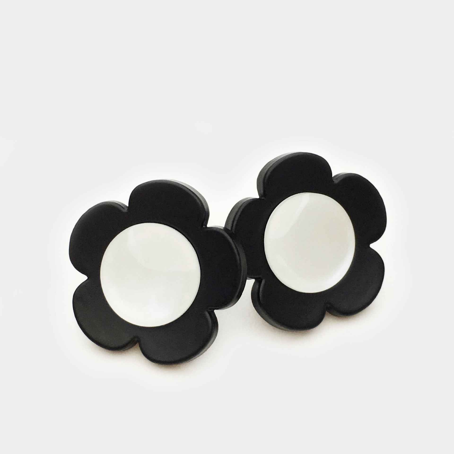 17.5/22.5mm Black White Floral Cat's-Eye Pearl Resin Buttons 20pcs - Lots of Buttons