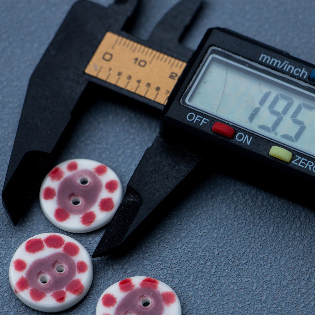 19,5 mm-es piros pöttyös, 2 lyukú, kézzel készült kerámia gombok 10 db