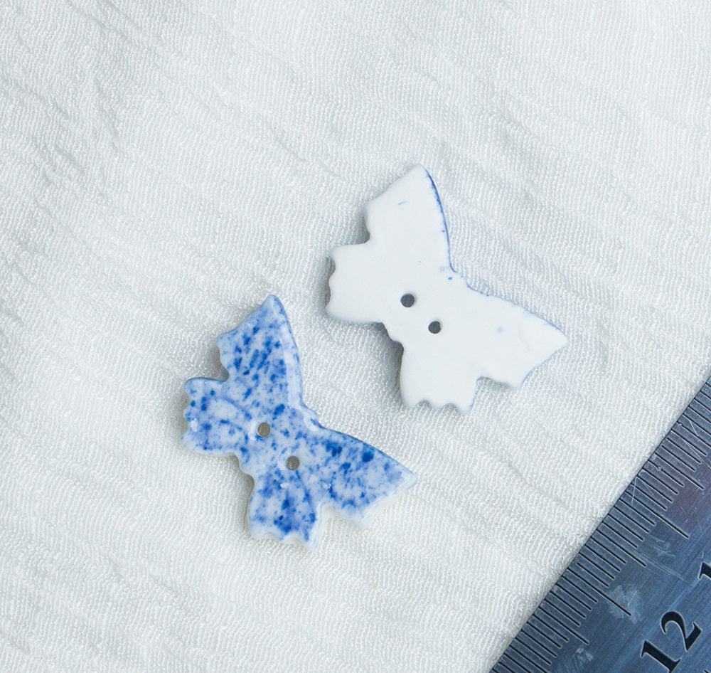 26mm Blau und Weiß Schmetterling 2-Loch Handgemachte Keramikknöpfe 6 Stück