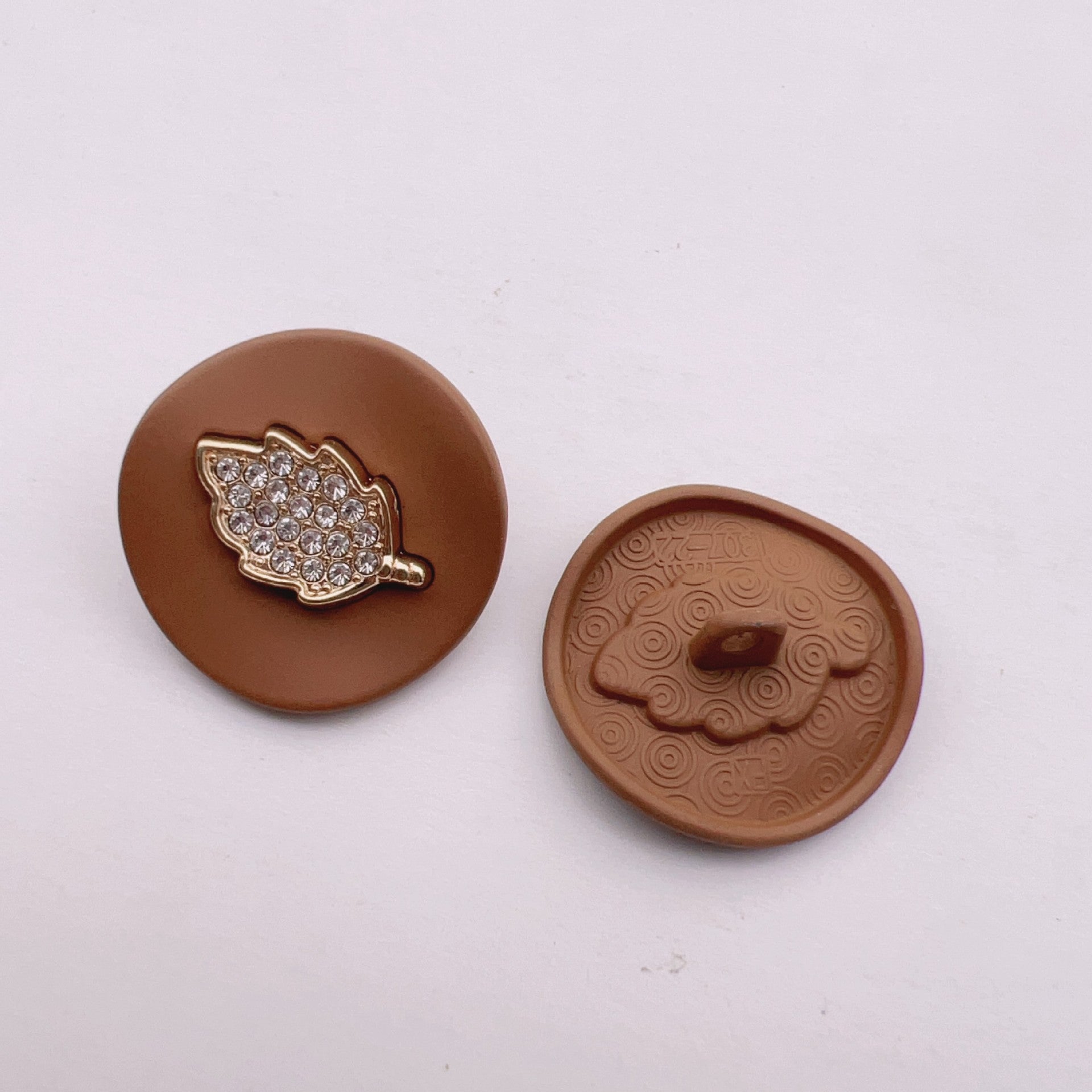 25mm Bejeweled Gold Leaf Arcuate Lakkert Sinklegeringsknapper 50stk