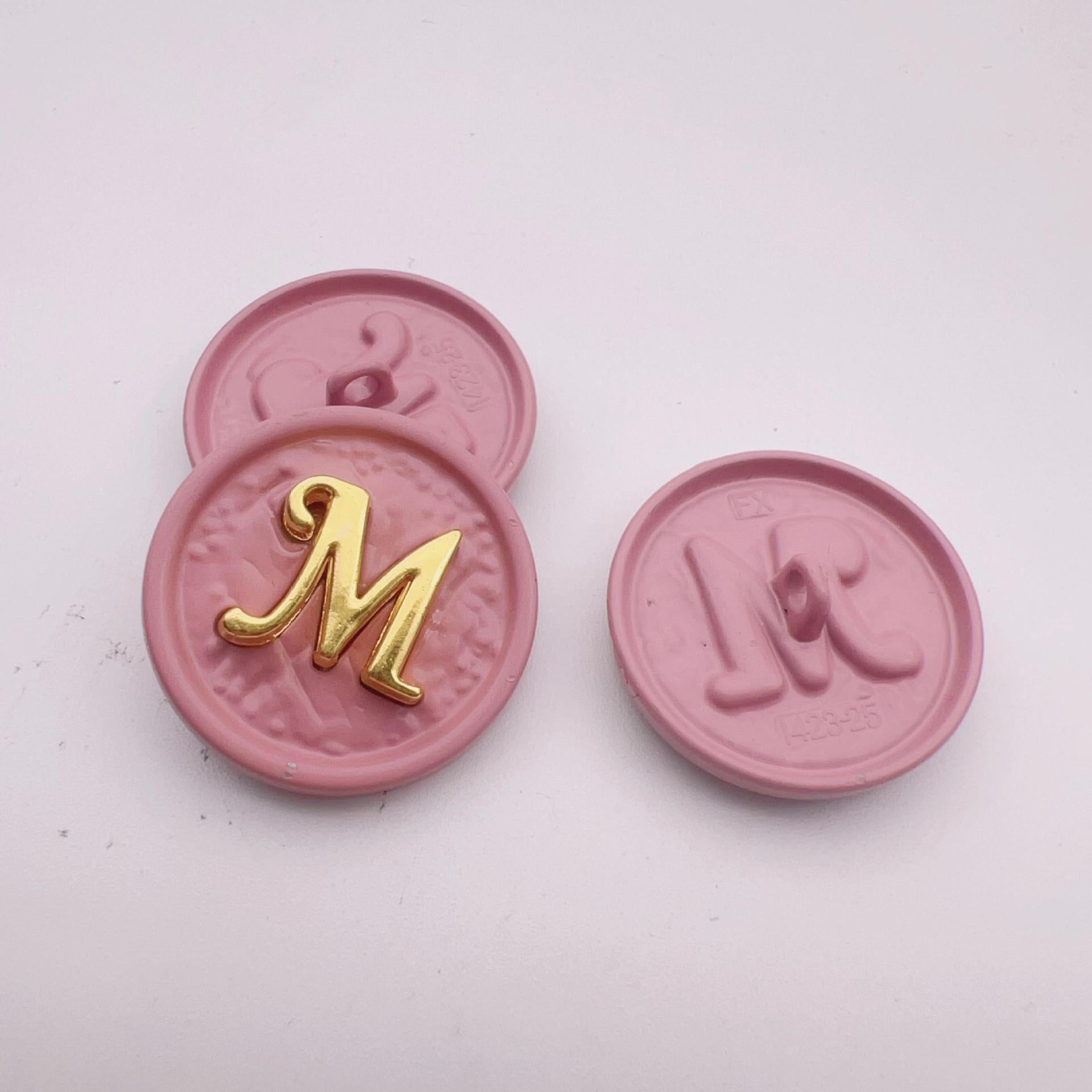 Bottoni Decorativi Rotondi in Metallo Lettera M da 25mm, Confezione da 48