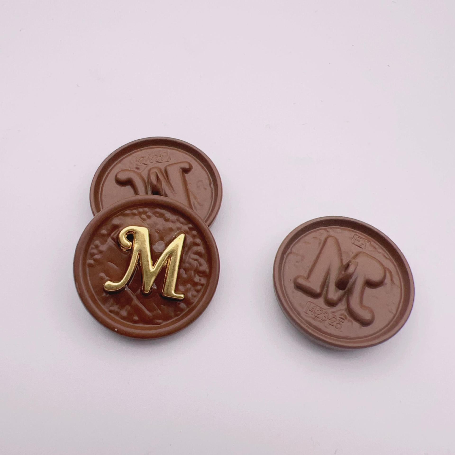 Bottoni Decorativi Rotondi in Metallo Lettera M da 25mm, Confezione da 48