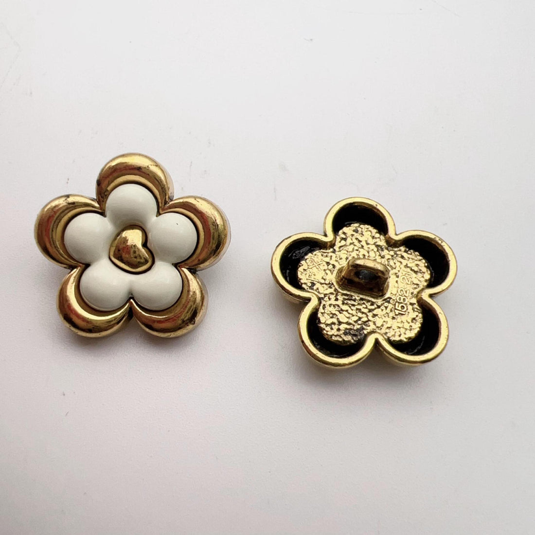 17,5/21mm Fem-petals Blomst Vintage Metall Prikk Shank Knapper 50 Pakke