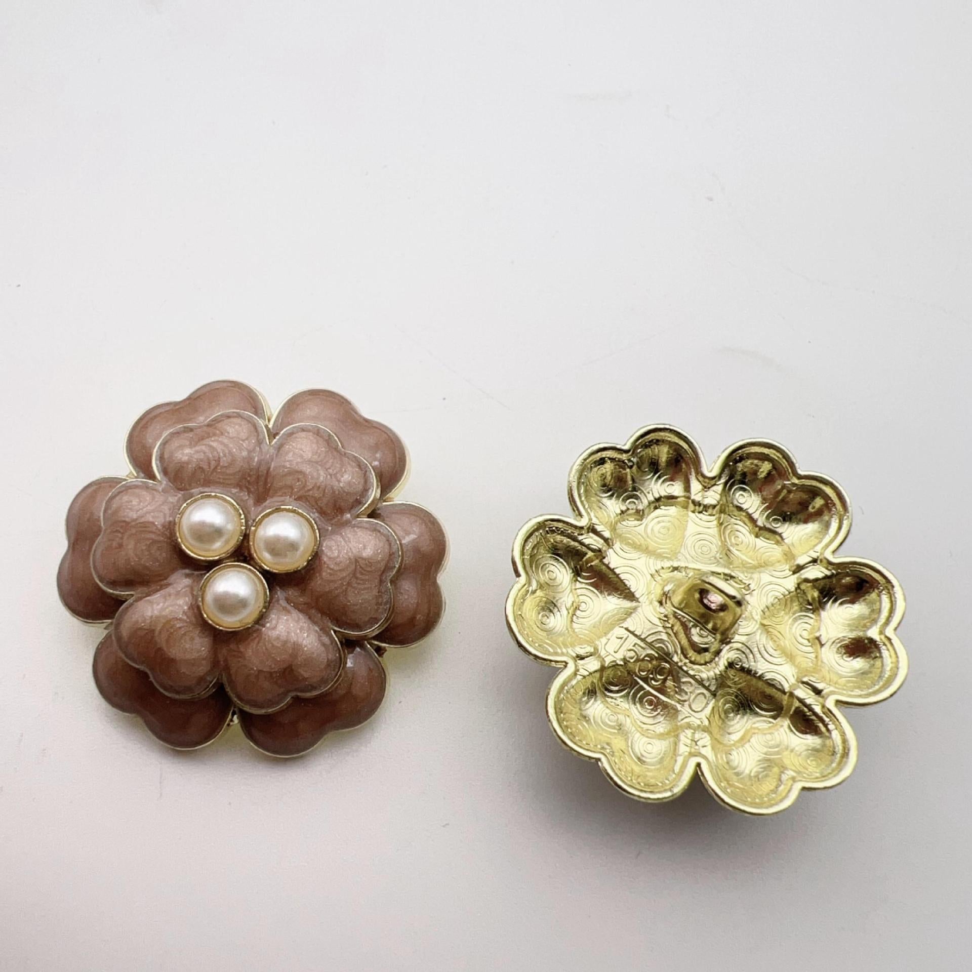 28mm Pearl Five-Petal Flower Vintage French Metal Shank Buttons 48 Pack