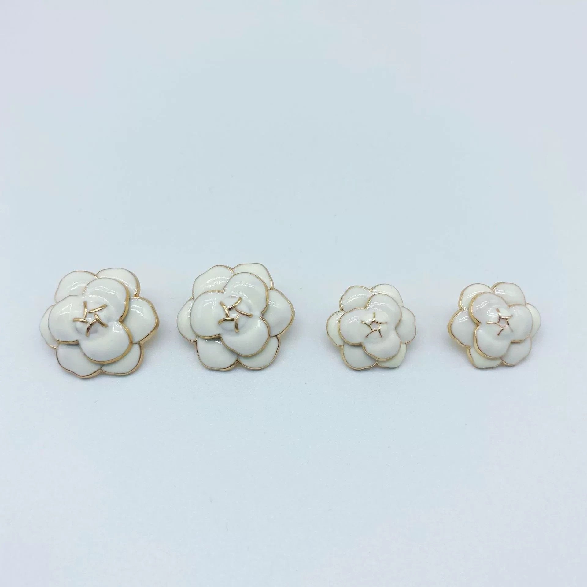 Boutons en métal Camélia noir et blanc de 23 mm pour pulls, 50 pièces