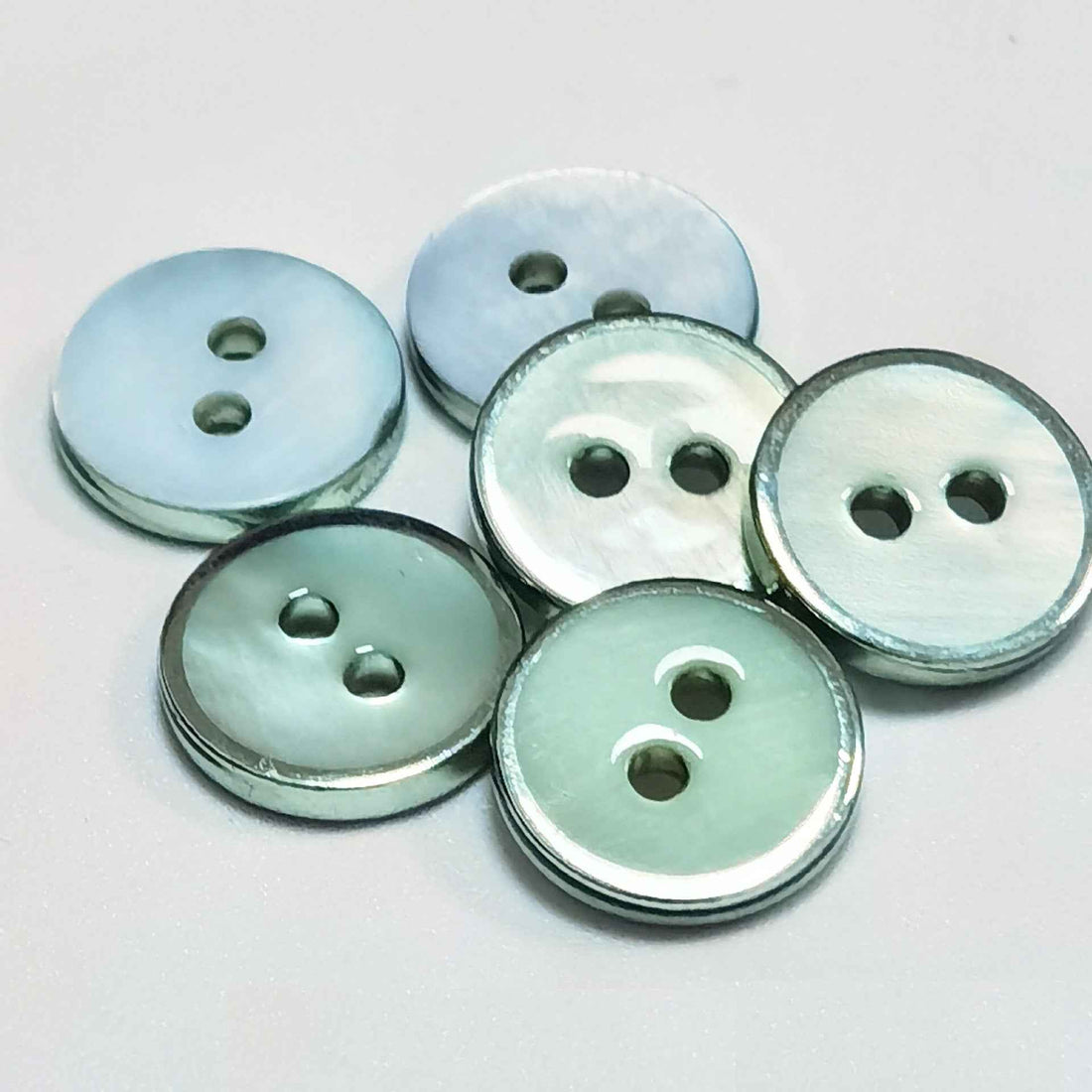 18L (11mm) Round 2-Hole Freshwater Shell Buttons Silver Edge 105 Pack
