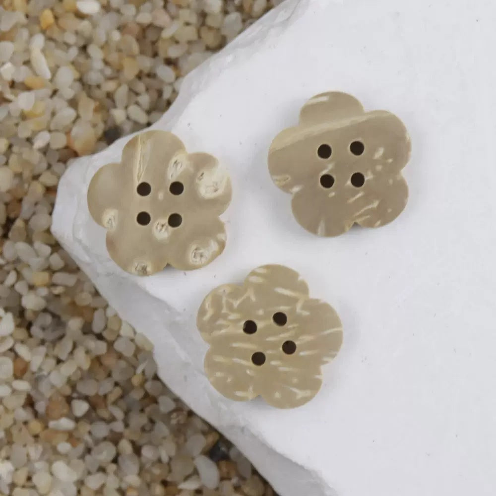 Botones de concha de coco natural en forma de flor de 15/17.5mm con 4 agujeros, 100 piezas