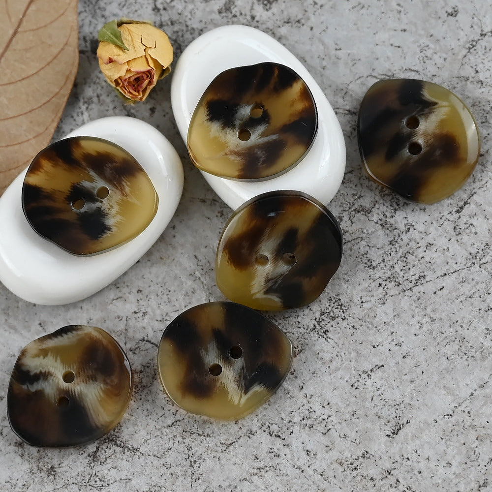 15-25mm Amber Oregelbundet Formade Harpagoner för Klassiska Kappor och Jackor