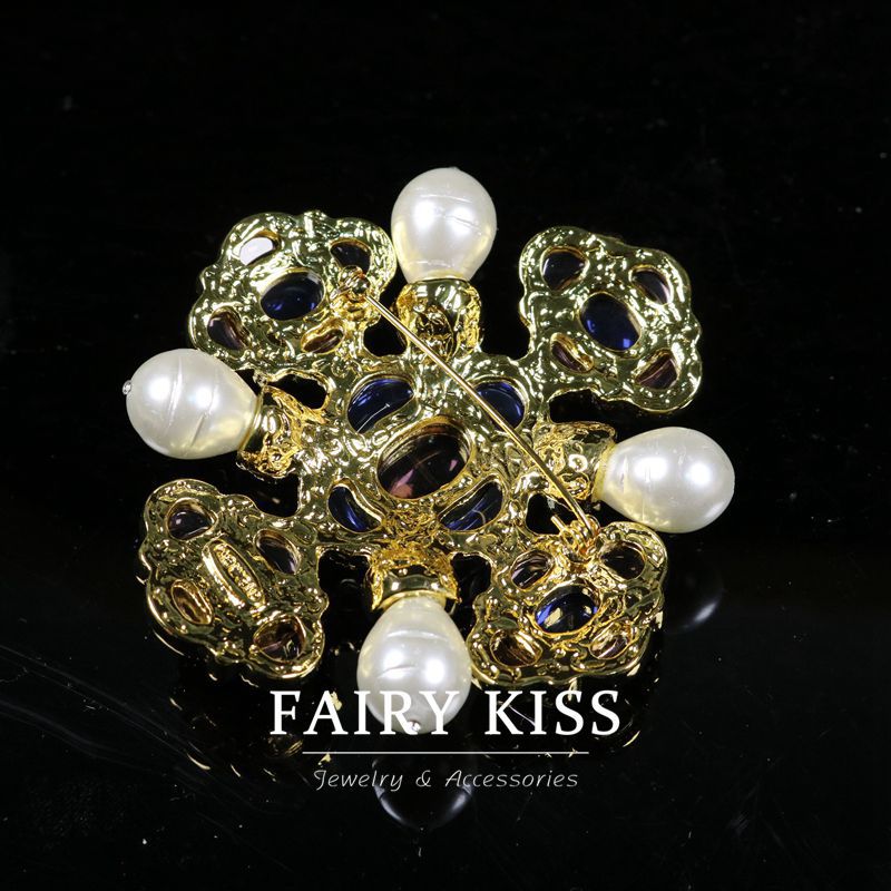 Broche de flor de perla incrustado de diamantes de la corte barroca
