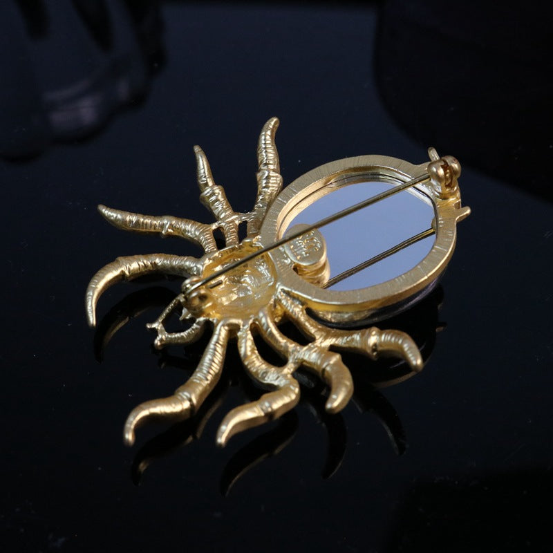 Spilla a forma di ragno incastonata di strass con placcatura in oro genuino