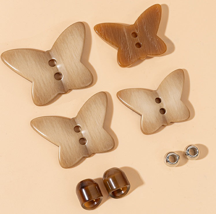 Botões de Resina em Khaki com Dois Furos em Forma de Borboleta Costurados à Mão 4.4cm/4.9cm 8pcs