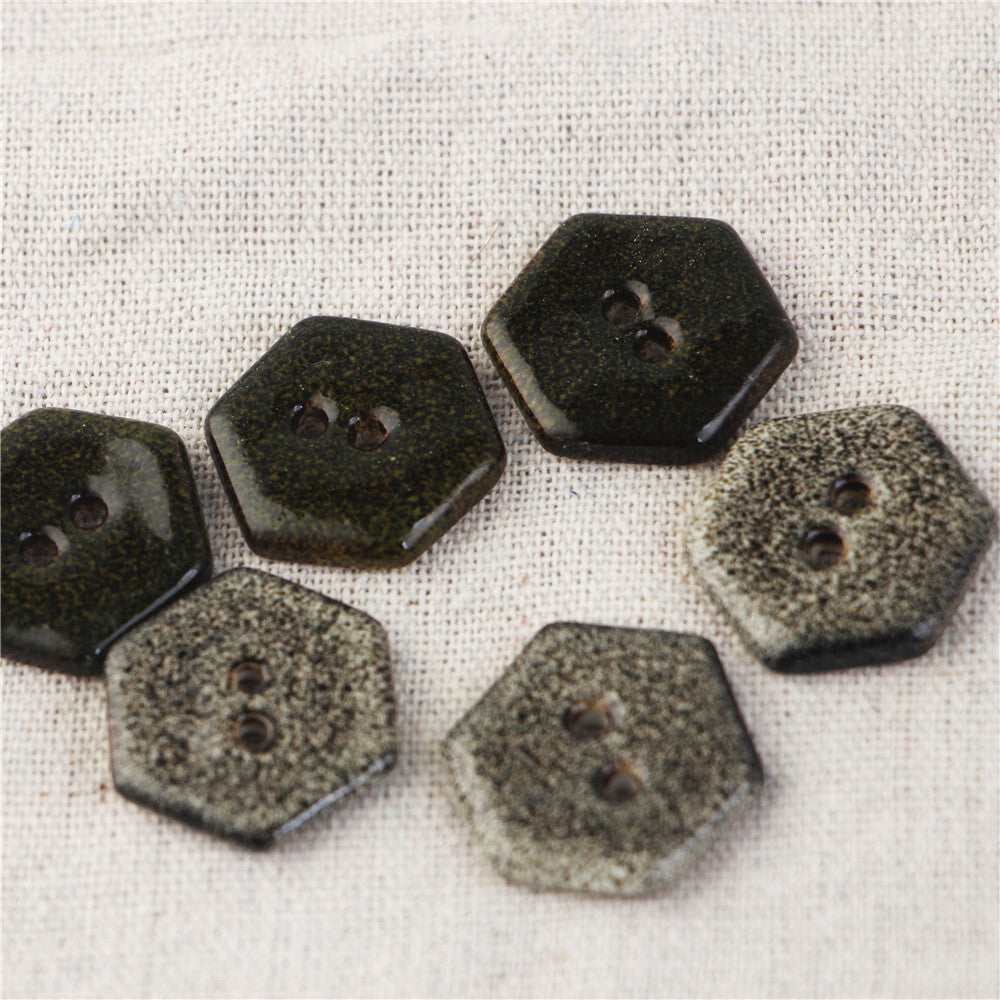 Bottoni Ceramici Esagonali a 2 Fori 17/23/28mm con Motivo Marmo Nero e Grigio 4pz