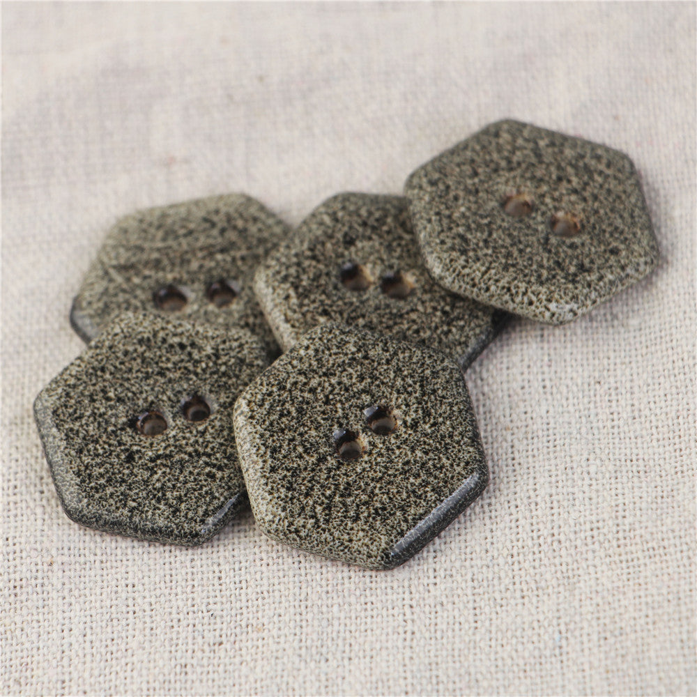 Bottoni Ceramici Esagonali a 2 Fori 17/23/28mm con Motivo Marmo Nero e Grigio 4pz