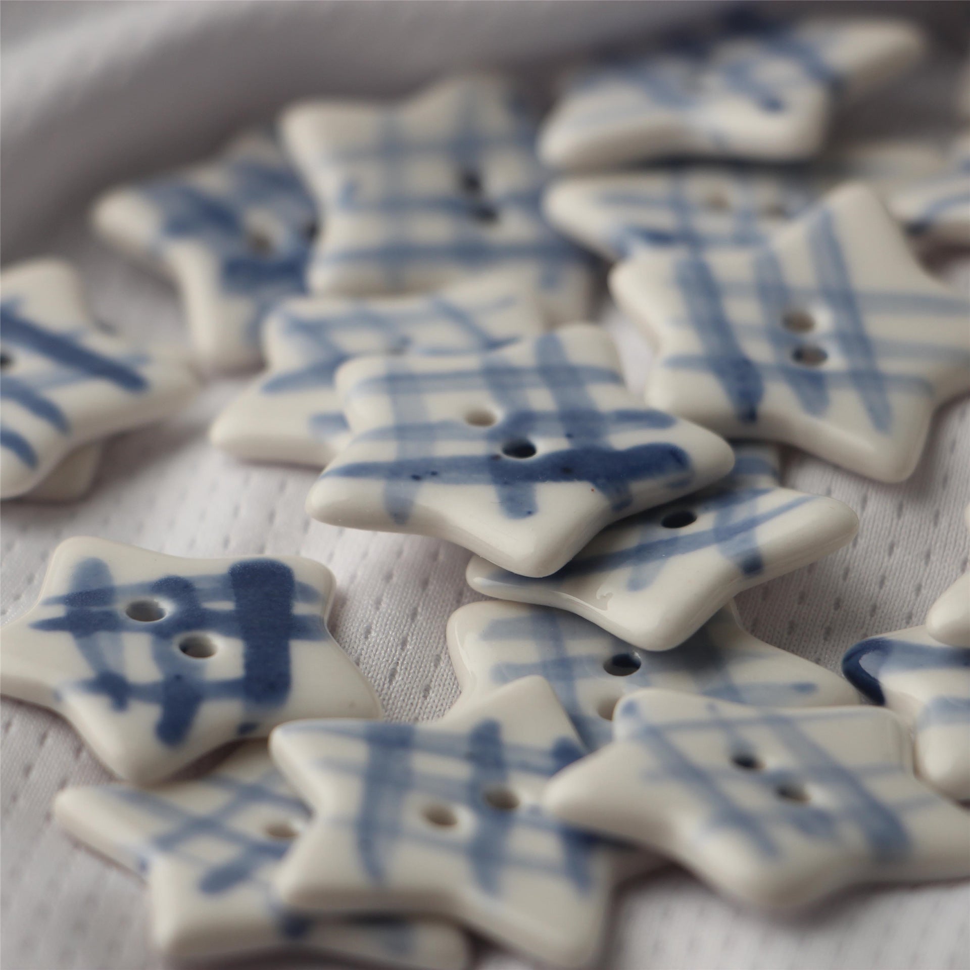 20/30mm Stella a cinque punte con 2 fori Bottoni in ceramica blu e bianca per cucire 4PCS