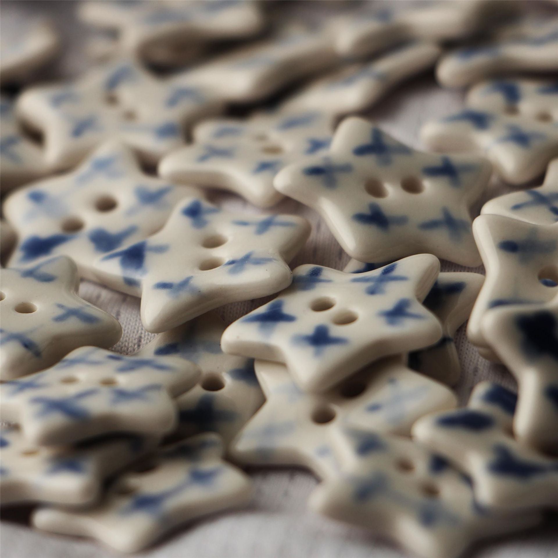 20/30mm Stella a cinque punte con 2 fori Bottoni in ceramica blu e bianca per cucire 4PCS