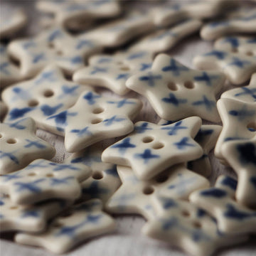 20/30mm Stella a cinque punte con 2 fori Bottoni in ceramica blu e bianca per cucire 4PCS