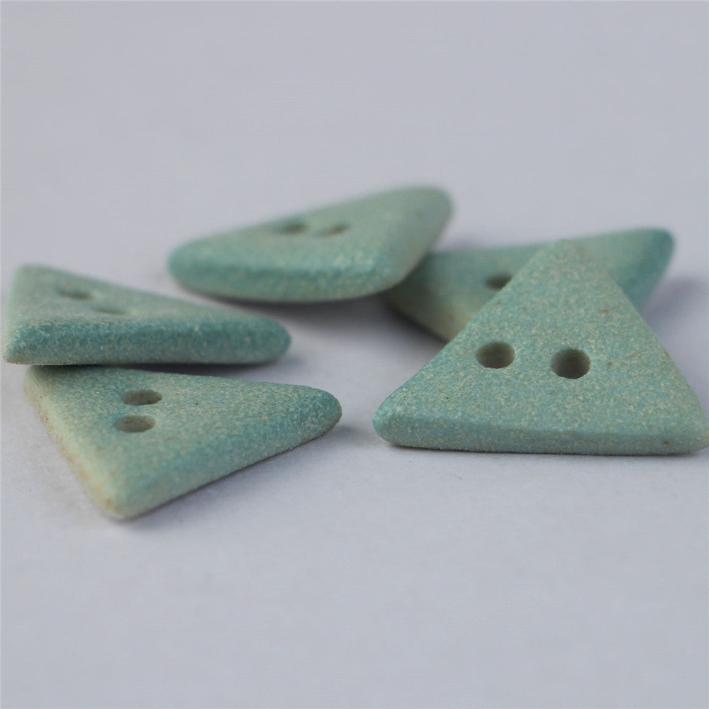 30mm Bottoni Ceramica Fatti a Mano Triangolari e a Forma di Ingranaggio con 2 Fori Blu Chiaro Opaco 5pz