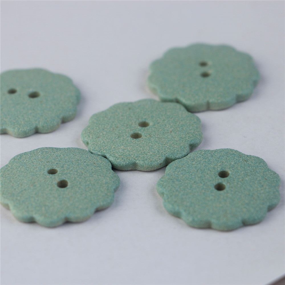 30mm Bottoni Ceramica Fatti a Mano Triangolari e a Forma di Ingranaggio con 2 Fori Blu Chiaro Opaco 5pz