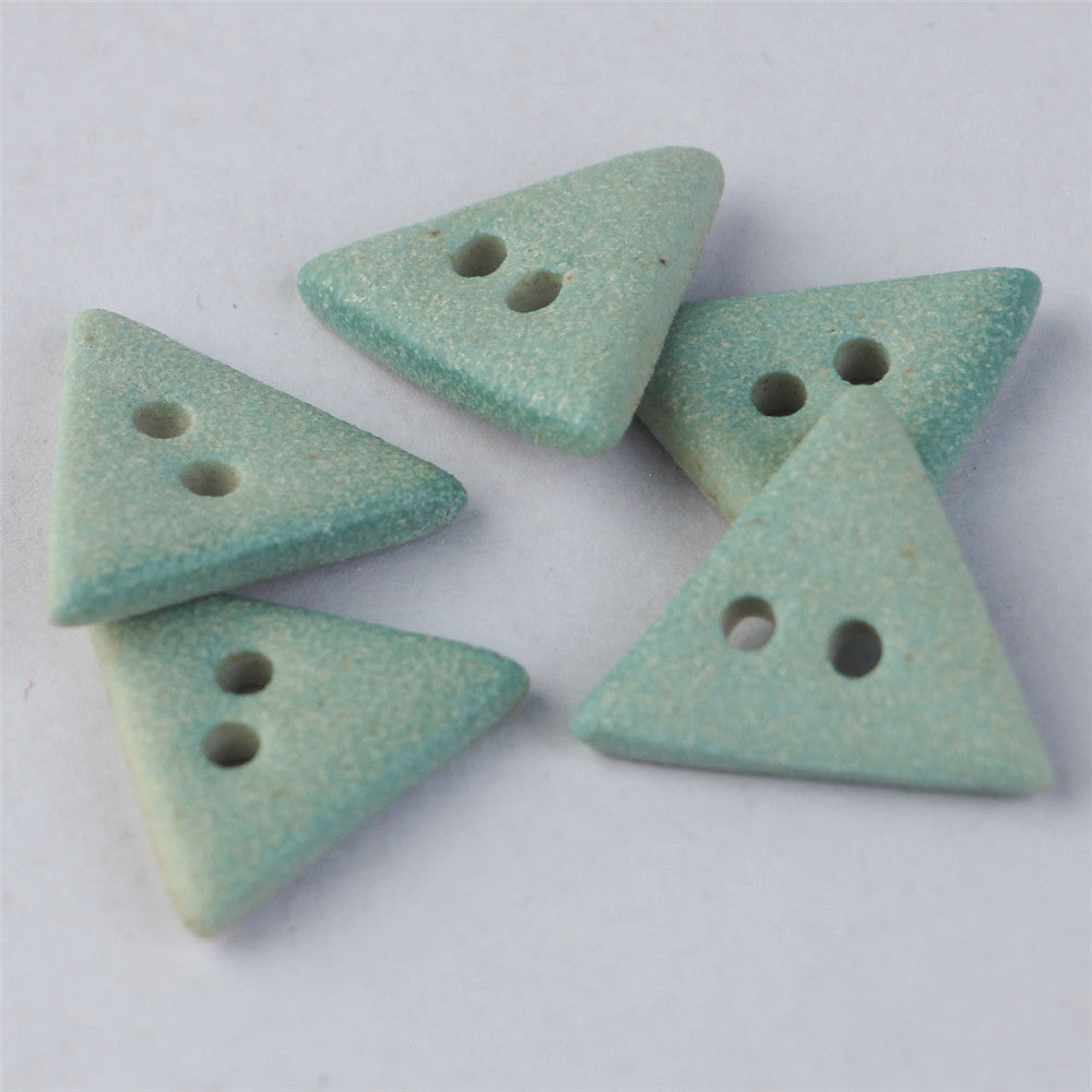 30mm Bottoni Ceramica Fatti a Mano Triangolari e a Forma di Ingranaggio con 2 Fori Blu Chiaro Opaco 5pz