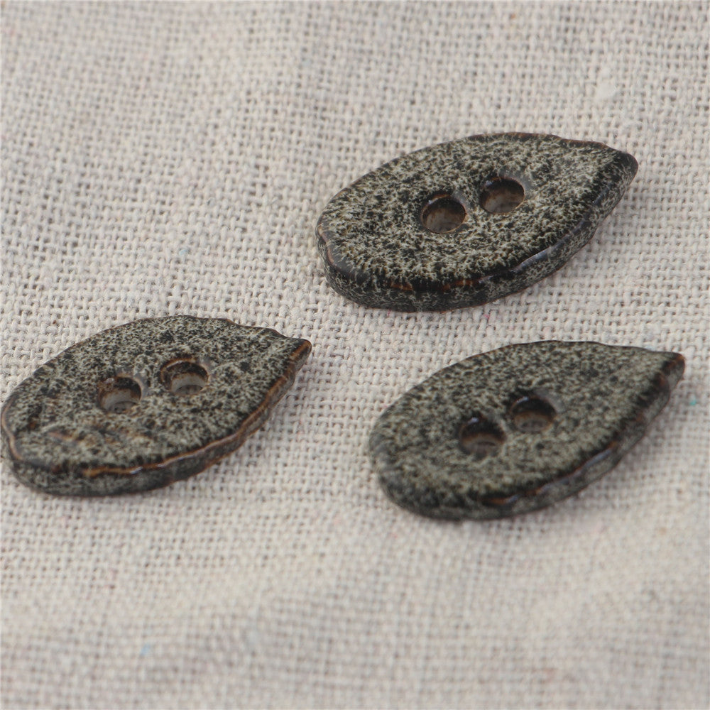 Bottoni in ceramica fatti a mano a forma di foglia con 2 fori da 28mm 5PCS