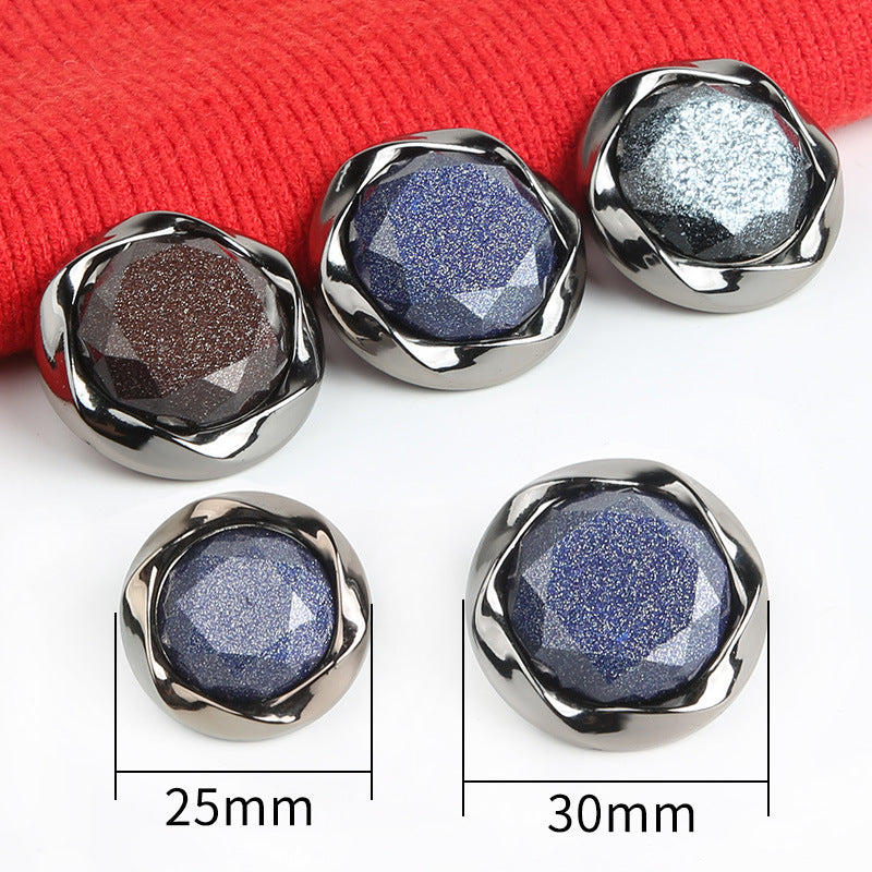 25 - 30mm Rund pärlemorplastknapp med fot 30-pack