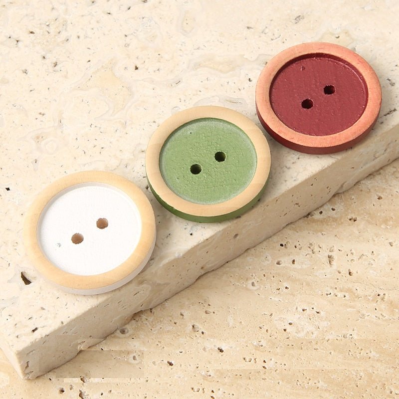 Bottoni in legno naturale distressed rotondi da 11-25mm con 2 fori e vernice bianca, verde, rossa
