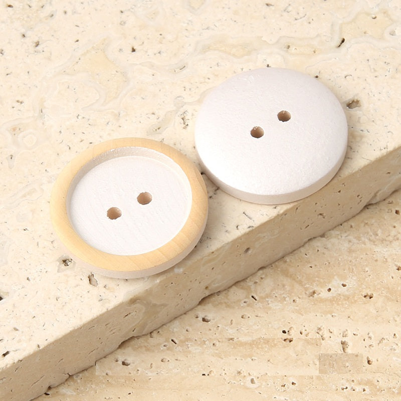 Bottoni in legno naturale distressed rotondi da 11-25mm con 2 fori e vernice bianca, verde, rossa