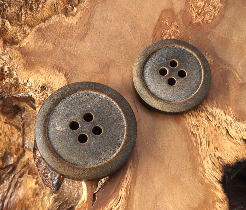 23mm brannbehandlede ekte hornknapper med matt finish rund 4 hull 12 stk