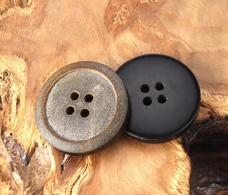 Bottoni in corno genuino trattati con fuoco da 23 mm con finitura opaca, rotondi, a 4 fori, 12 pezzi