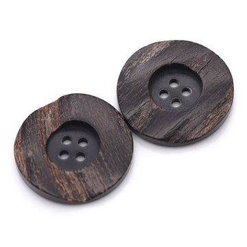 Bottoni rotondi neri in corno con 4 fori, larghezza 15-30 mm, con pelle per cappotti e trench.