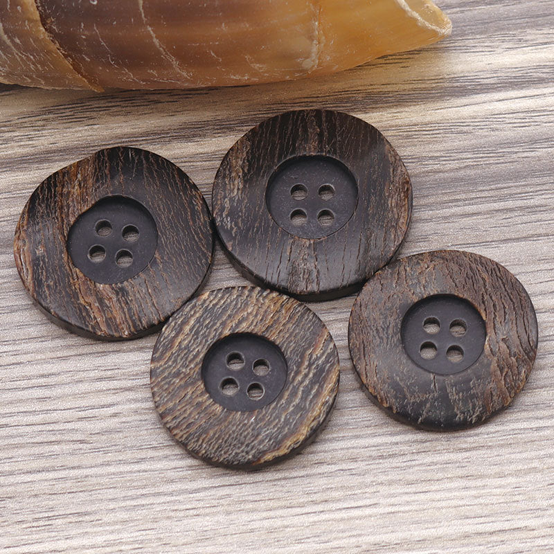 Bottoni rotondi neri in corno con 4 fori, larghezza 15-30 mm, con pelle per cappotti e trench.