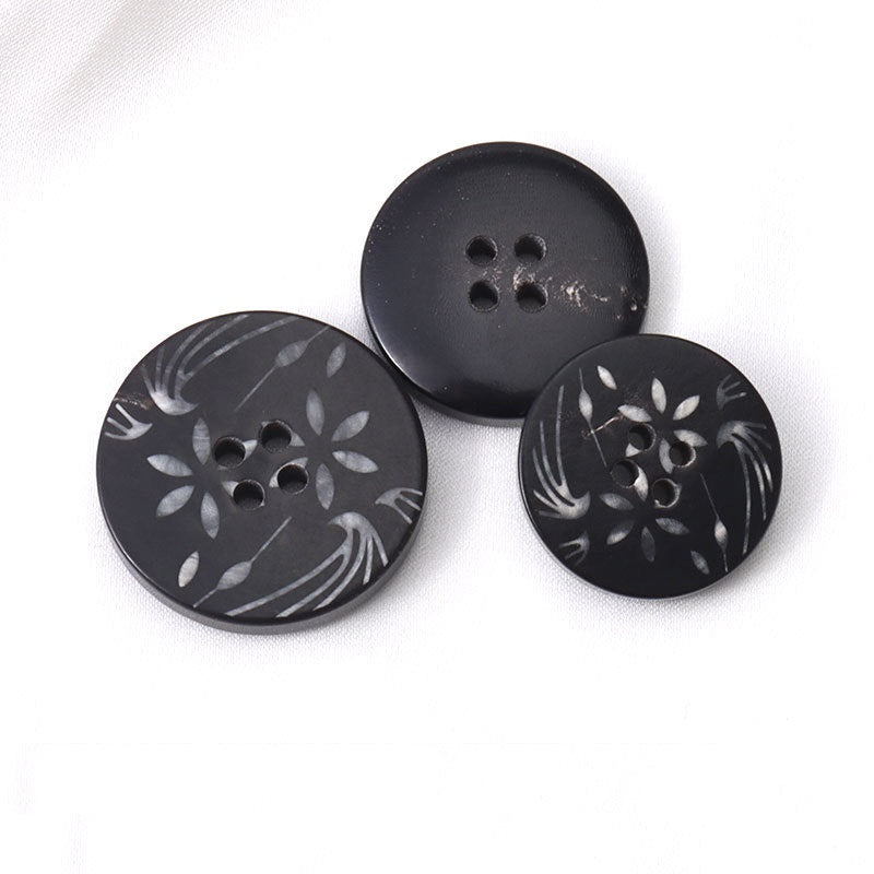 15 - 25mm Bottoni rotondi neri in corno a 4 fori con motivi di fiori bianchi 10 pezzi