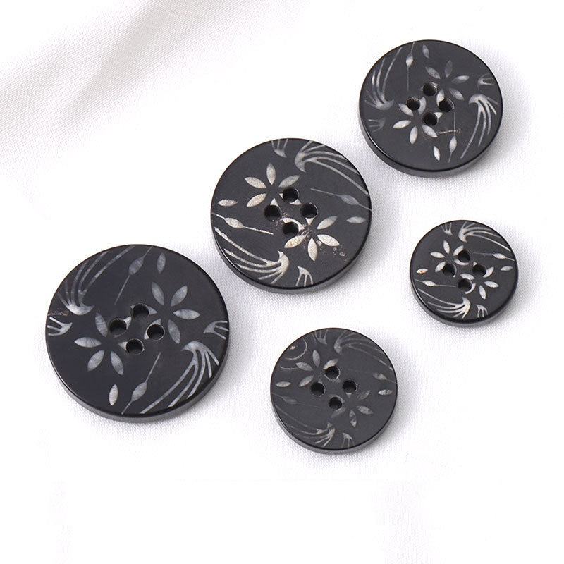 15 - 25mm Bottoni rotondi neri in corno a 4 fori con motivi di fiori bianchi 10 pezzi