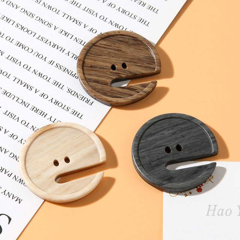 15-28mm Pac-Man-formade tvåhåliga träfärgade resin-knappar 30-pack