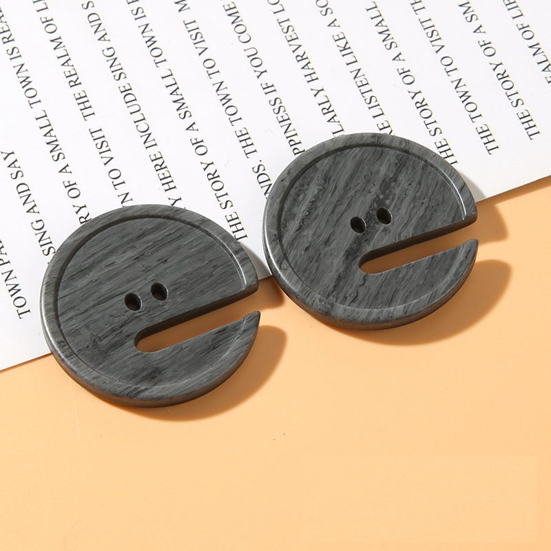 15-28mm Pac-Man-formade tvåhåliga träfärgade resin-knappar 30-pack