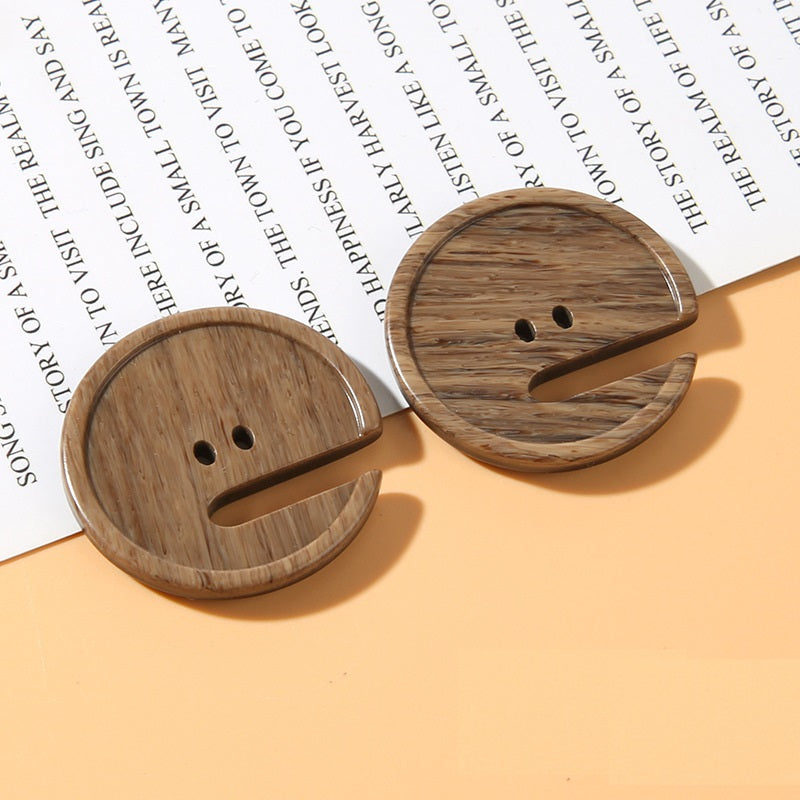 15-28mm Pac-Man-formade tvåhåliga träfärgade resin-knappar 30-pack