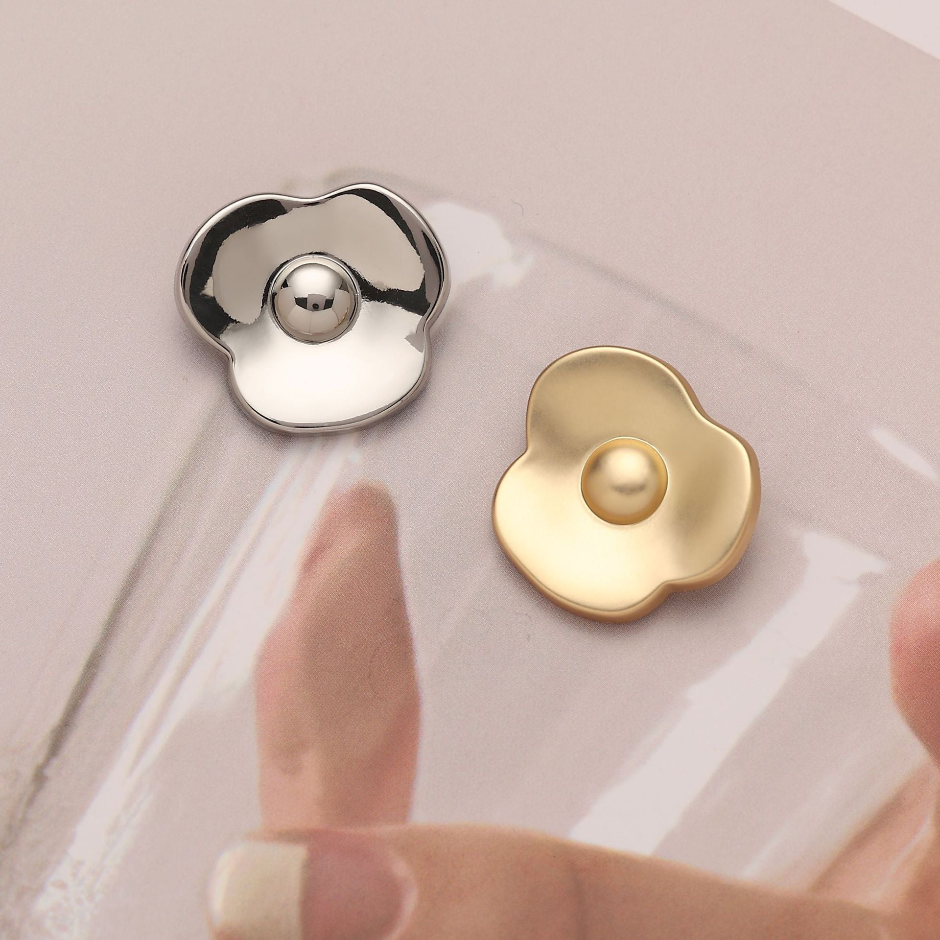 Clover-Shaped Gold and Silver Zinc Alloy Metal Button 6pcs - Lots of Buttons