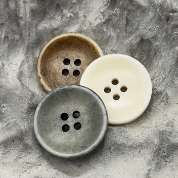 Bottoni in osso bovino naturale bianco khaki rovinato 18 pezzi (3 misure)