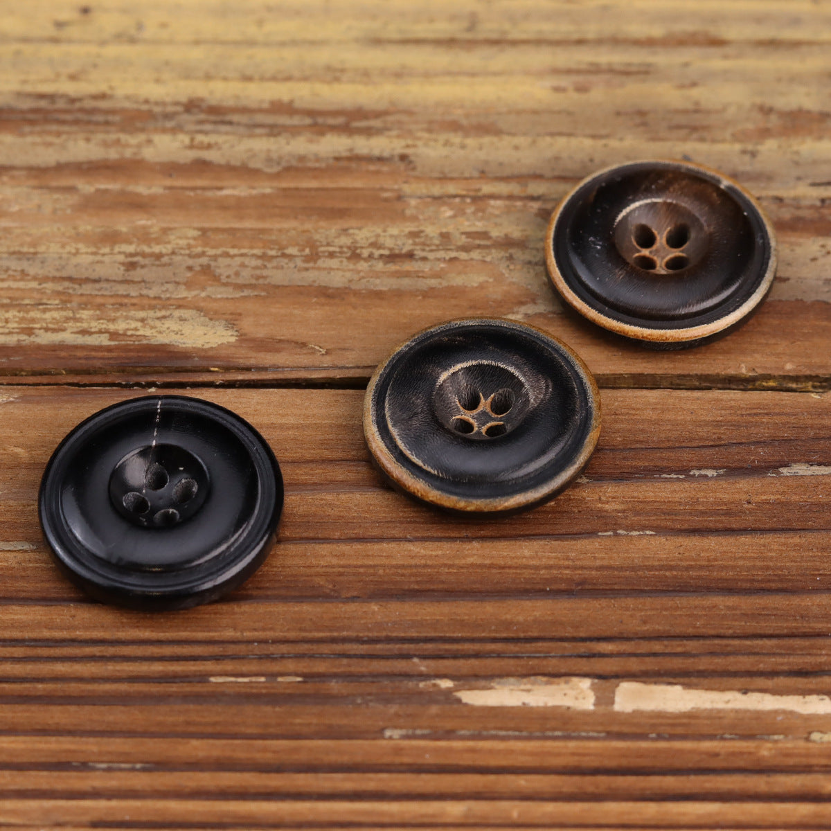 Pulsanti in corno naturale nero lucido caffè scuro 15 pezzi (3 colori)