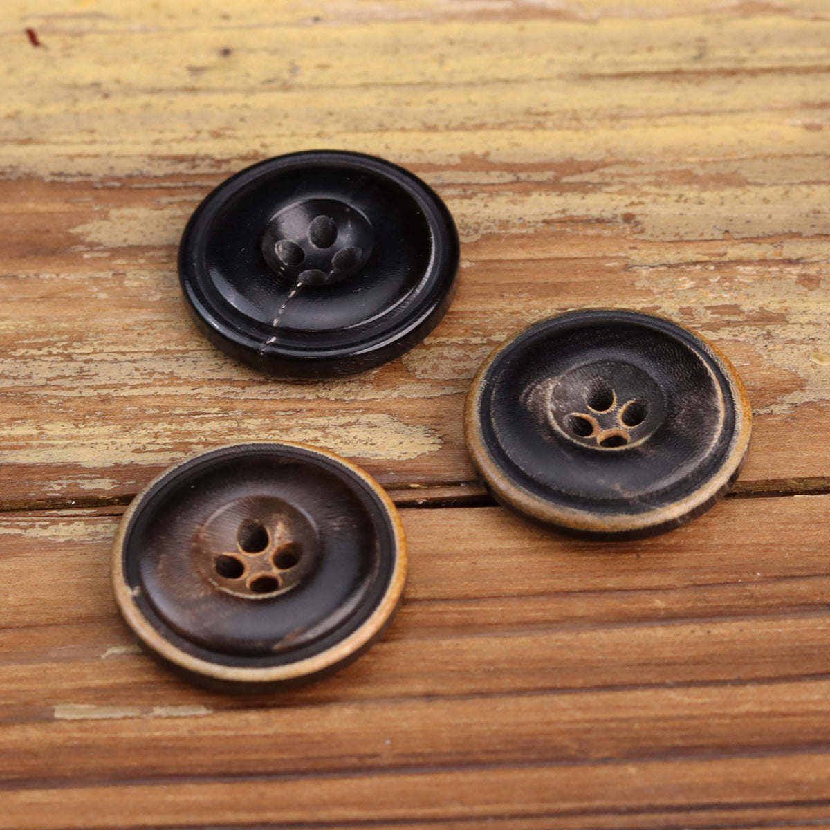 Pulsanti in corno naturale nero lucido caffè scuro 15 pezzi (3 colori)