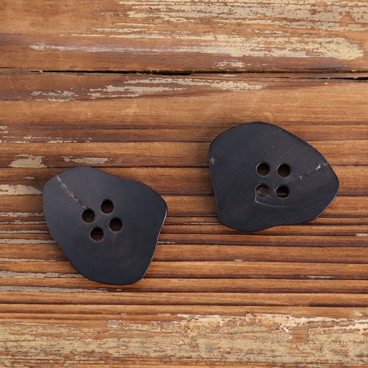15-25mm Bottoni in Corno Nero Bruciato di Forma Irregolare 10pz