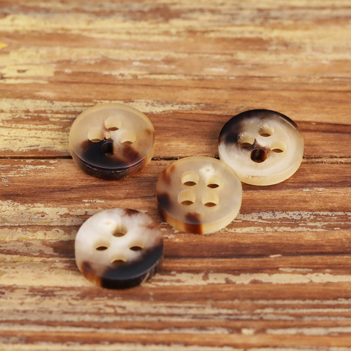 14MM Beige-Nero Rotondo Quattro Fori Piatto Giallo Bottoni in Corno di Bue 10pz
